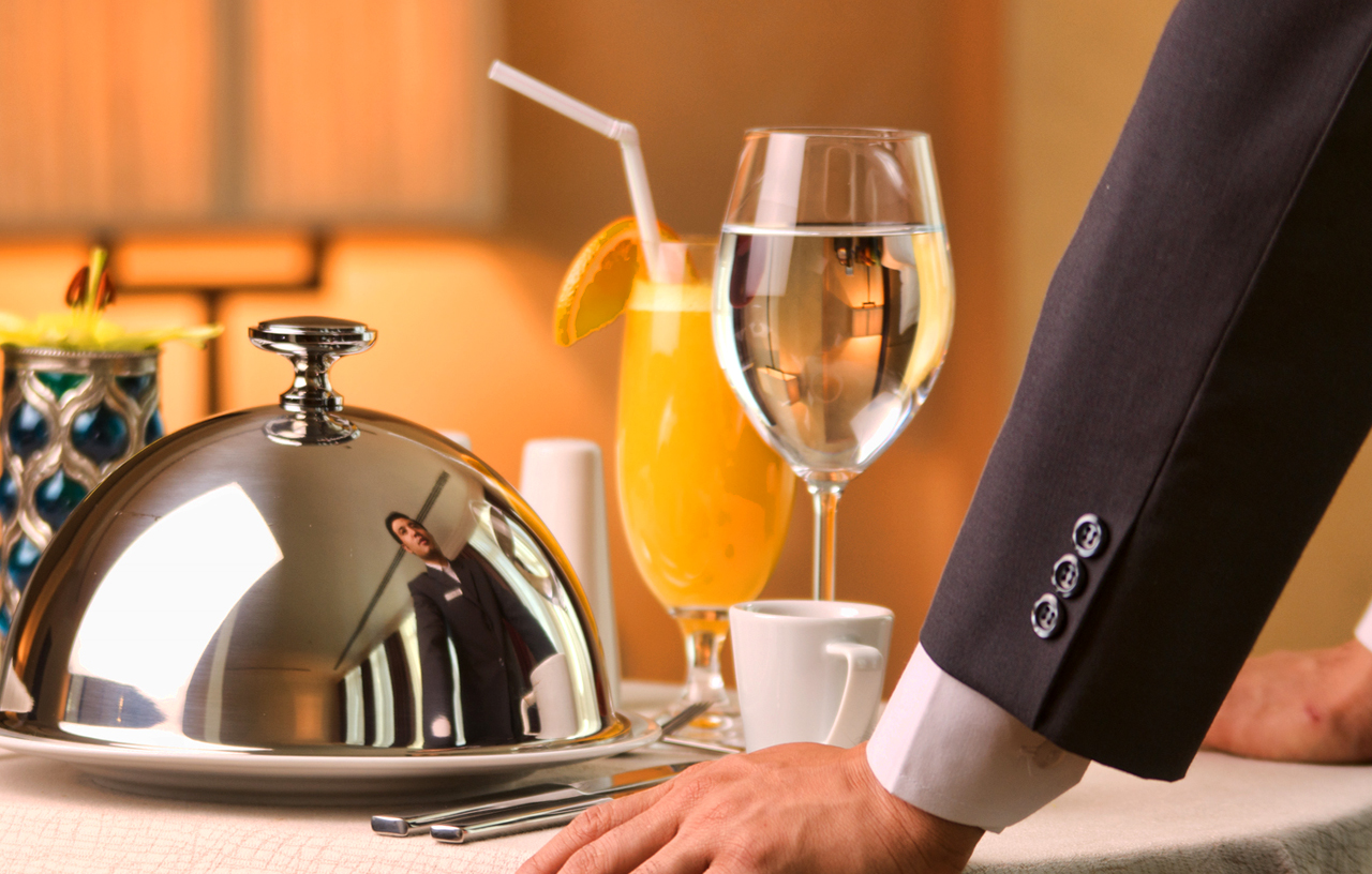 Room service 2024. Рум сервис. Отель сервис. Рум сервис в гостинице. Ресторанный сервис в отеле.